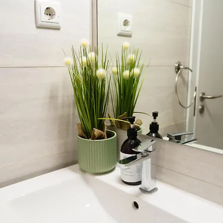 Universe By Mymoradia Apartman *